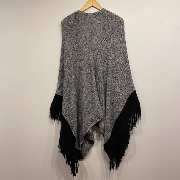 Cabi 3361 Black and White Fringe Knit Oversized Poncho Cape Shawl One Size - Picture 5 of 5